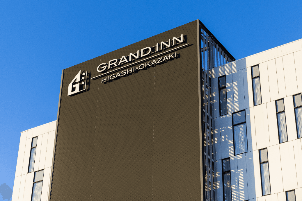グランドイン東岡崎さま 壁面ロゴ