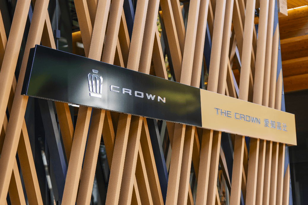 クラウン愛知高辻店さま 壁面ロゴ