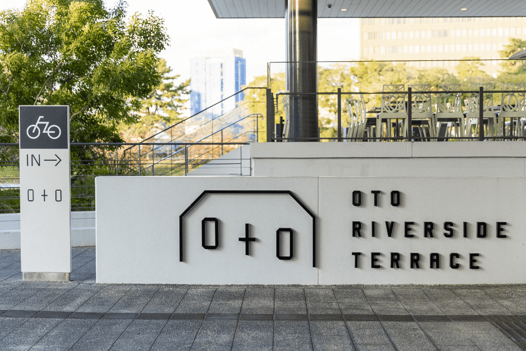 オトリバーサイドテラスさま 壁面ロゴ